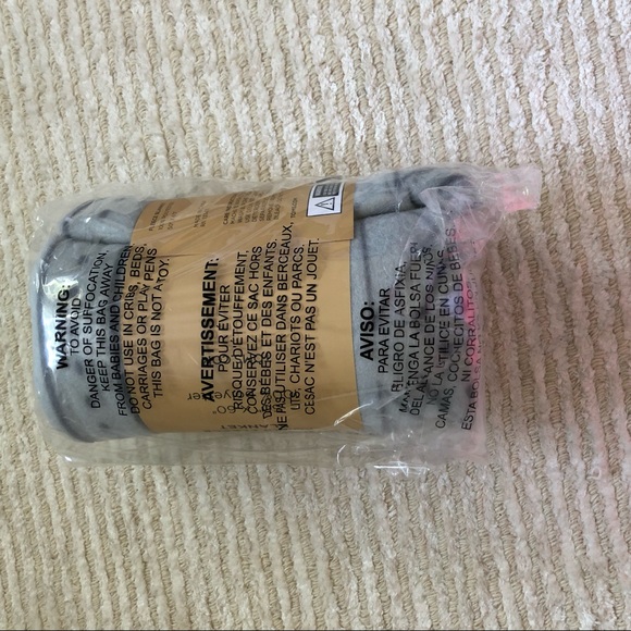 NWT Tom’s grey fleece blanket - Picture 4 of 4